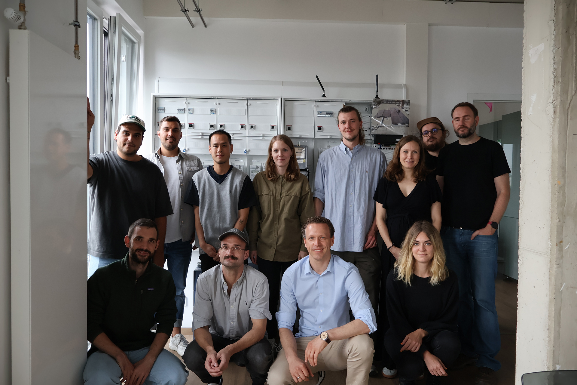 Gruppenbild von einhundert Mitarbeiter:innen