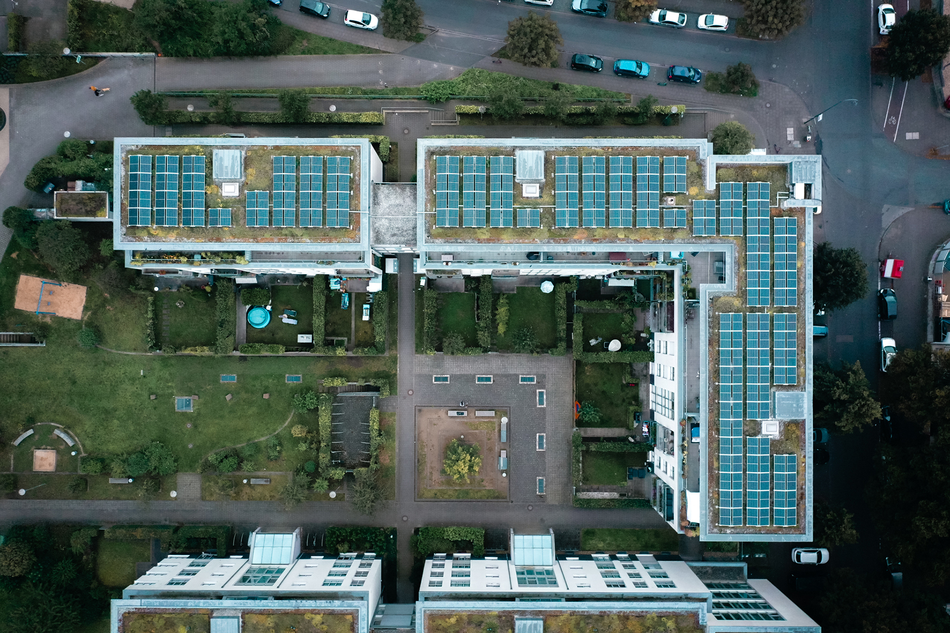 Bild zeigt Hochhäuser von oben mit Solaranlagen.