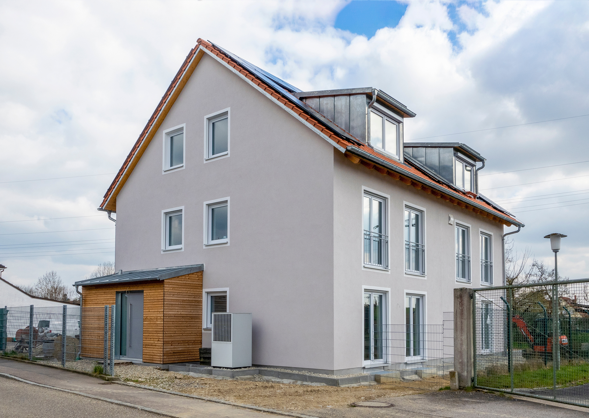 Neubau eines Mehrparteienhauses mit Wärempumpe und PV-Anlage.